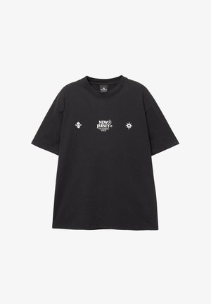 Schwarzes Baumwoll-T-Shirt mit lockerer Passform, Rundhalsausschnitt und kurzen Ärmeln. Mit weißem Text "NEW JERSEY THE GARDEN STATE" und dekorativen Symbolen.