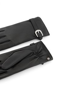 Gants en cuir noir avec un ajustement serré, dotés d'une boucle en argent décorative et d'un détail de poignet froncé. Texture lisse et ouvertures pour les doigts.
