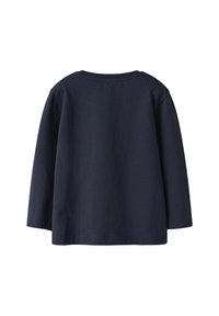 Granatowy t-shirt z długim rękawem wykonany z bawełny. Posiada okrągły dekolt i luźny krój, bez widocznych wzorów czy akcentów.