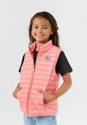 Gewatteerd roze vest met hoge kraag en rits aan de voorkant, voorzien van twee zijzakken en een ronde logo op de borst. Gedragen over een zwart shirt.
