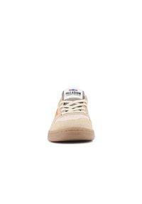 Sneaker in suede beige con rete, suola in gomma e dettagli arancioni. Presenta lacci, logo sulla linguetta e punta rinforzata per maggiore durata.