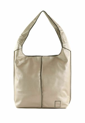 Sac à main en cuir beige avec large bandoulière, couture verticale au centre et petit patch carré de la marque en bas à droite.