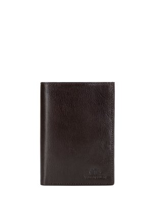 Portafoglio bifold in pelle marrone scuro con un logo discretamente in rilievo nell'angolo in basso a destra, mostrato chiuso su sfondo bianco.