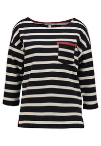 Maglietta a maniche lunghe a righe nei colori blu navy e crema, con tasca rossa a contrasto, scollatura a barca e vestibilità morbida. Tessuto morbido con texture a coste.