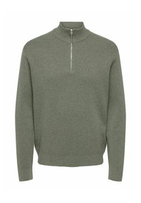 Trui met een hoge kraag en halve rits in een gedempte groene stof. De textuur lijkt zacht en geribbeld, wat zorgt voor een ontspannen pasvorm.
