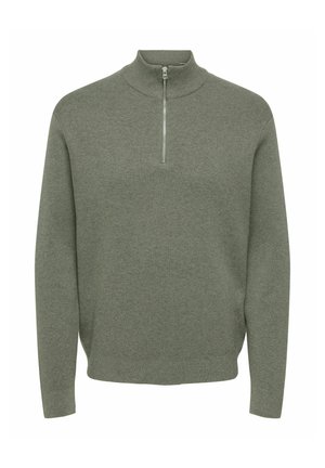 Trui met een hoge kraag en halve rits in een gedempte groene stof. De textuur lijkt zacht en geribbeld, wat zorgt voor een ontspannen pasvorm.