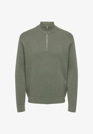 Genser med høy krage og halvlukking i en dempet grønn stoff. Teksturen virker myk og ribbet, og gir en avslappet passform.