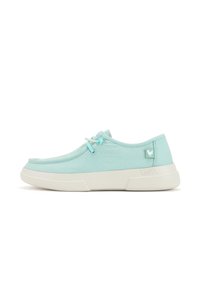 Bottines en toile bleu clair avec un bout arrondi, semelle en caoutchouc blanc, lacets plats et petit accent de logo sur le talon.