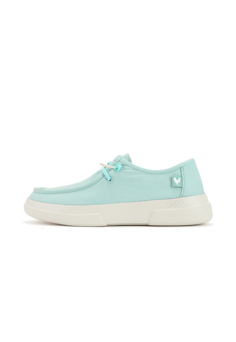 Bottines en toile bleu clair avec un bout arrondi, semelle en caoutchouc blanc, lacets plats et petit accent de logo sur le talon.
