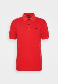 Röd kortärmad pikétröja med två svarta knappar och "BOSS"-logotyp på vänster bröst.