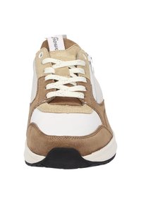 Braune und weiße Sneaker aus Wildleder und synthetischen Materialien, mit kontrastierenden Texturen, Schnürsenkeln und einer schwarzen Gummisohle.