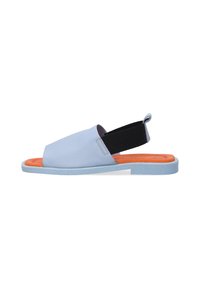 Lichtblauwe sandaal met een ronde neus, oranje binnenzool, gestructureerde zwarte elastische band en een lichtblauw gespikkelde zool.