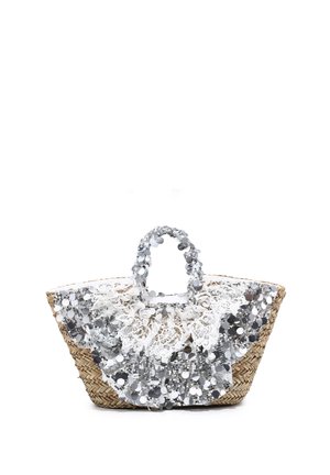 Sac cabas en paille tressée avec sequins argentés et sur-couche en dentelle blanche, avec des poignées assorties couvertes de sequins.