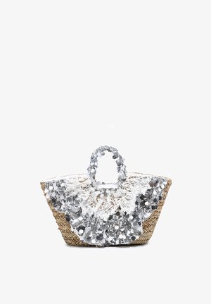 Sac cabas en paille tressée avec sequins argentés et sur-couche en dentelle blanche, avec des poignées assorties couvertes de sequins.
