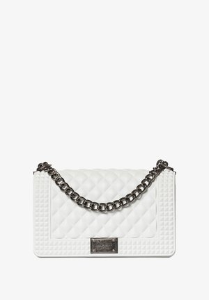 Witte gewatteerde handtas met een kettingriem, voorzien van textuur aan de zijkanten en een metalen logo-embleem. Vierkante studs accentueren de hoeken.