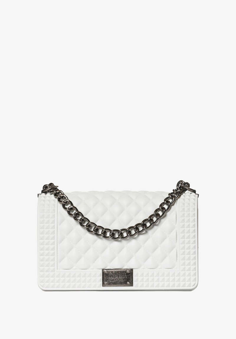 Borsa a tracolla bianca trapuntata con catena, caratterizzata da lati testurizzati e una placca metallica con logo. Borchie quadrate accentuano gli angoli.