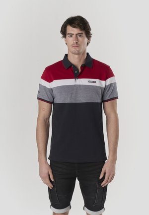 Camiseta tipo polo con rayas horizontales en rojo, blanco, gris y azul marino, confeccionada en algodón, con cuello abotonado y un pequeño logo en el pecho.