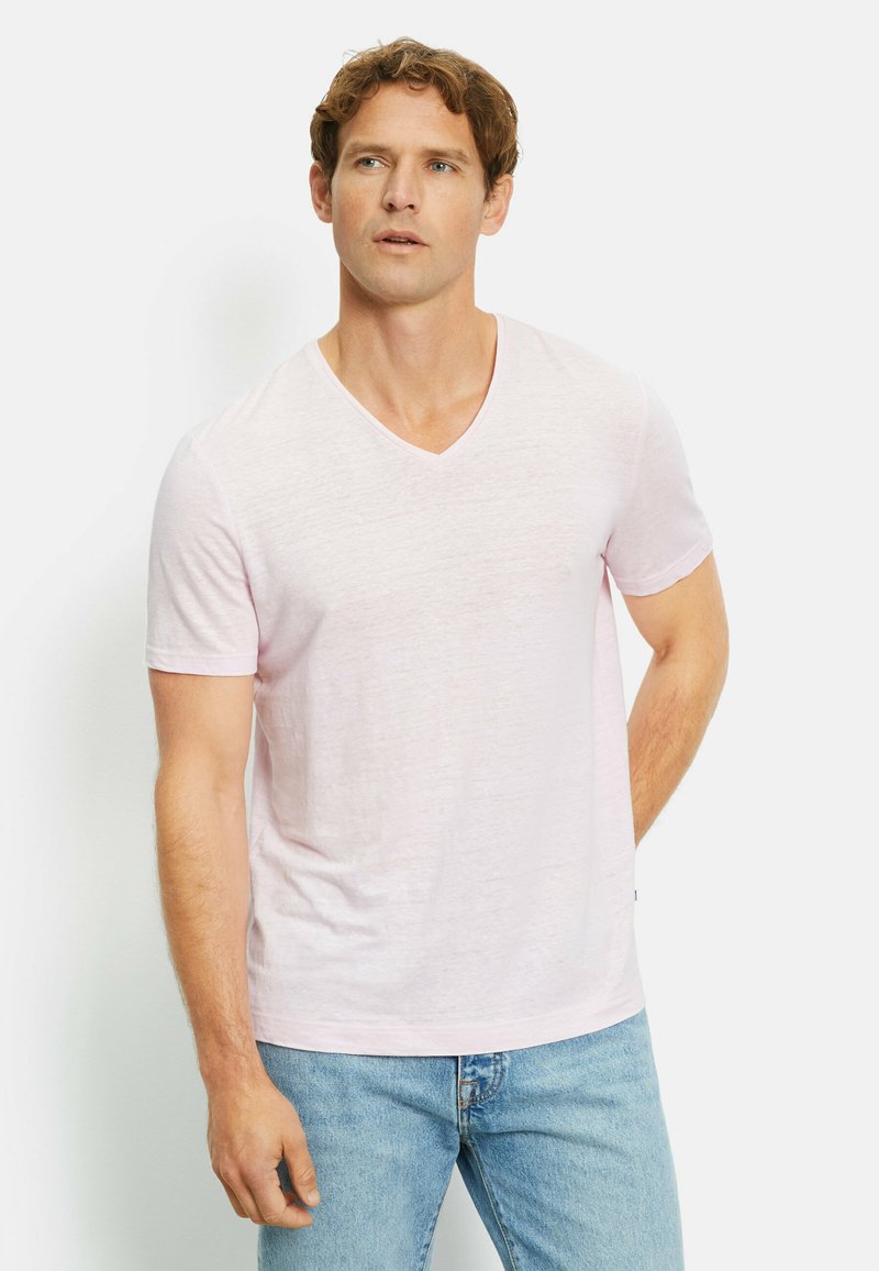 T-shirt rosa chiaro a maniche corte con scollatura a V, realizzato in tessuto morbido, abbinato a jeans di denim blu chiaro. Design semplice con una vestibilità casual.