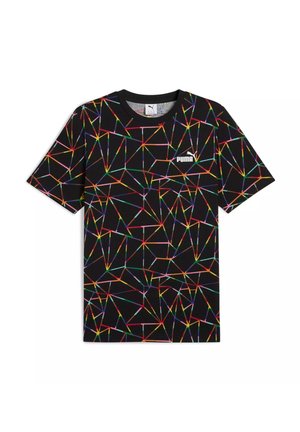 Camiseta negra de Puma con líneas geométricas coloridas que se cruzan y un logo blanco de Puma en la parte superior izquierda del pecho.