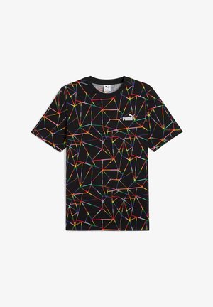Camiseta negra de Puma con líneas geométricas coloridas que se cruzan y un logo blanco de Puma en la parte superior izquierda del pecho.