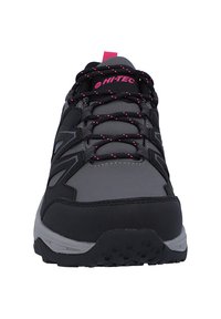 Schwarze und graue Wanderschuhe mit einer strukturierten Sohle, die pinke Akzente an den Schnürsenkeln und der Zunge aufweisen, entworfen für den Einsatz im Freien.