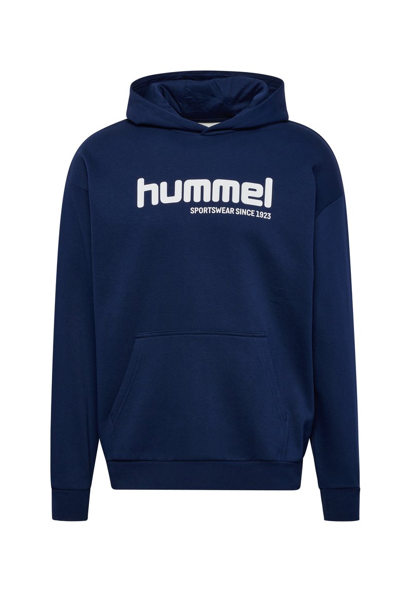 Mörkblå hoodies med ficka fram, med en vit "hummel"-logotyp och texten "SPORTSWEAR SINCE 1923" på bröstet.