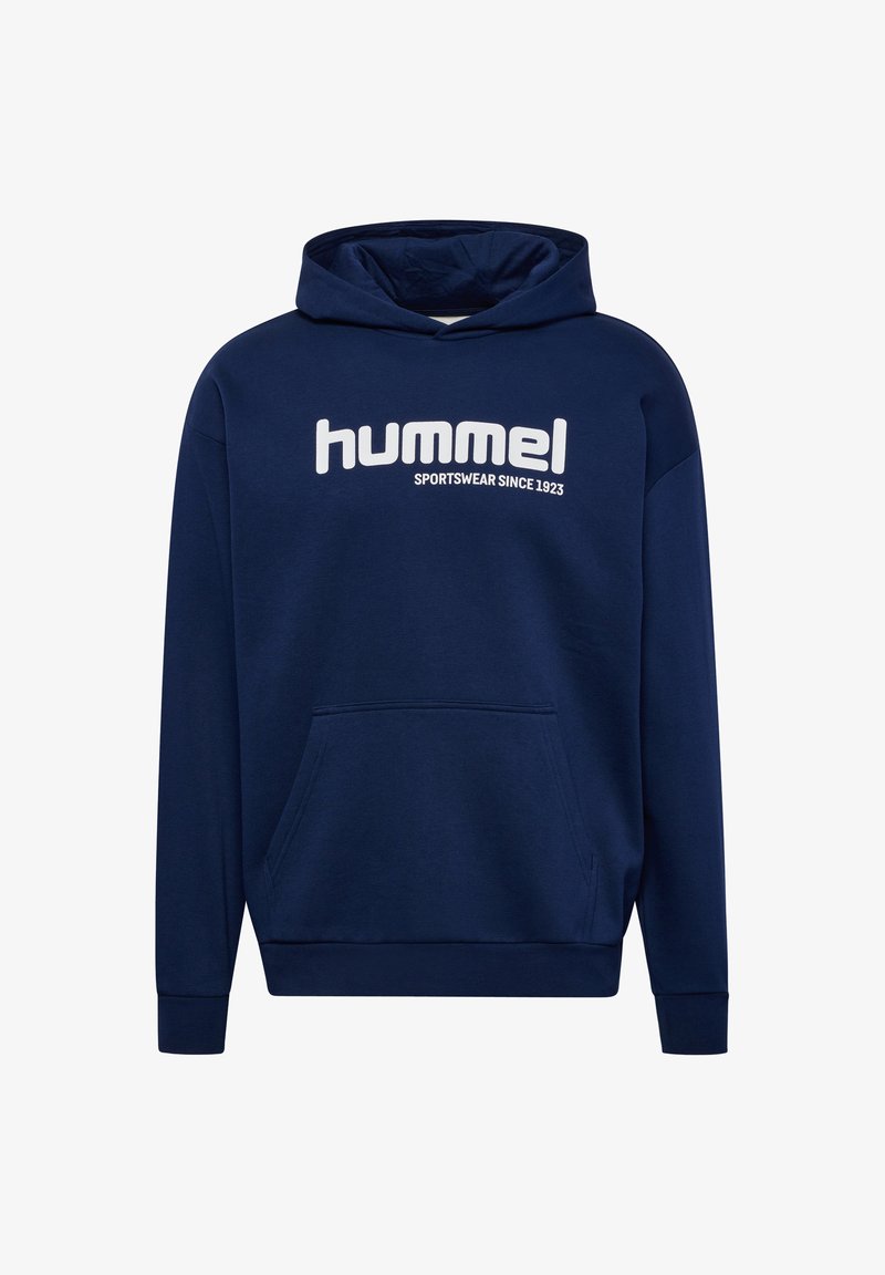 Mörkblå hoodies med ficka fram, med en vit "hummel"-logotyp och texten "SPORTSWEAR SINCE 1923" på bröstet.