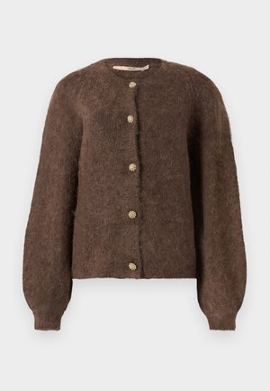 Bruine, fluffy cardigan van zacht materiaal. Heeft lange mouwen, een ronde hals en vijf decoratieve gouden knopen aan de voorkant.