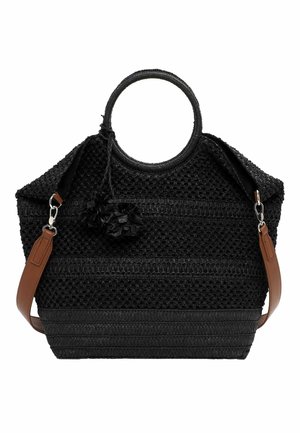 Sort vævet shoppertaske med runde håndtag, brune aftagelige skulderstropper og to sorte pompom kvaster, der hænger fra det ene håndtag.