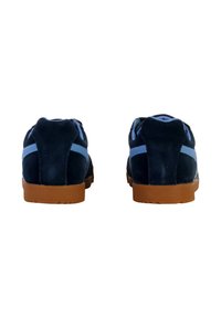 Zapatillas deportivas de ante azul con suela de goma, que cuentan con una franja azul en el talón y un collar acolchado para mayor comodidad.