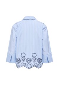 Chemise à manches longues rayée bleu clair et blanc avec de larges poignets et des motifs floraux noirs brodés le long de l'ourlet festonné.