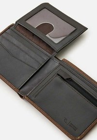 Cartera de cuero marrón con un interior verde oscuro, que cuenta con múltiples ranuras para tarjetas, una ventana transparente para identificación y un bolsillo con cremallera.