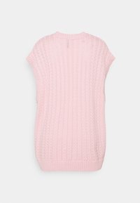Světle růžový pletený svetr bez rukávů s ribbovanou texturou, zaobleným výstřihem a oversize střih. Žádné další ozdoby.