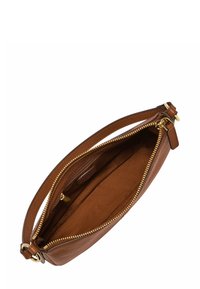 Pochette en cuir marron avec un extérieur texturé, fermeture éclair dorée et un intérieur spacieux doublé de tissu beige. Sangle ajustable incluse.