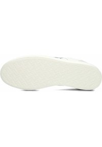 Sole di sneaker bianca con un motivo a spina di pesce e texture minimale; profilo piatto senza decorazioni aggiuntive. Bordo arrotondato sulla punta.