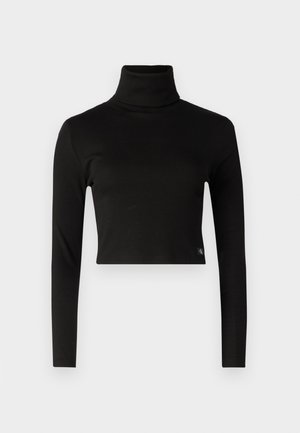 Svart, ribbet turtleneck-genser med lange ermer og kort hem; har et lite logoklistermerke nederst til venstre. Glatt tekstur.