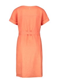 Vestido de lino coral con mangas cortas, un cinturón en la cintura y un escote redondeado. Textura suave con una silueta simple y recta.