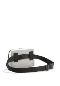 Borsetta rettangolare grigia con superficie texture, cinturino regolabile nero e fibbia. Un bordo bianco delinea la parte superiore. Due anelli in tessuto sul retro.