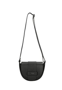 Okrągła czarna torba na ramię z miękkiej skóry o fakturowanej powierzchni, wyposażona w płaski pasek i klapkę z dyskretnym logo.