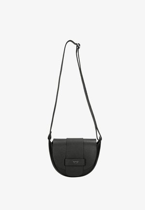 Sac bandoulière rond en cuir noir avec une surface texturée, doté d'une sangle plate et d'une fermeture par rabat avec un discret accent de logo.