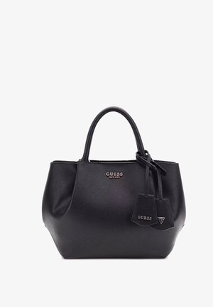 Borsa a mano in pelle nera con superficie texture, doppi manici e dettagli con logo. Presenta un nastro annodato e etichette pendenti.