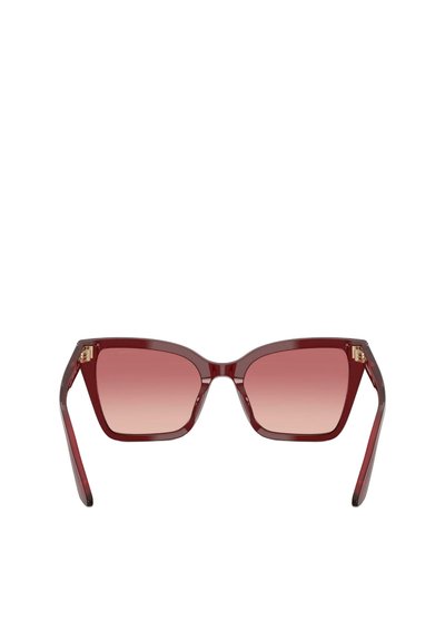 Gafas de sol con montura cuadrada roja y lente degradada en rosa, con patillas ligeramente curvadas, mostradas sobre fondo blanco.