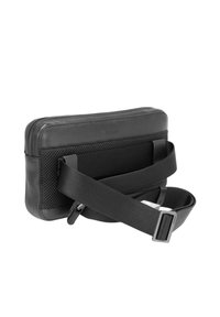 Borsa in pelle nera e tessuto a rete con chiusura a zip, caratterizzata da una tracolla regolabile e removibile e un design liscio e piatto.