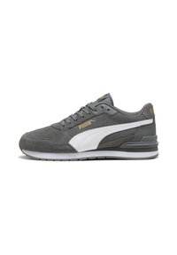 Graue Puma-Sneaker mit weißem Seitenstreifen, goldfarbenem Puma-Logo, Schnürdesign und gepolsterter Sohle, im Profil vor weißem Hintergrund dargestellt.