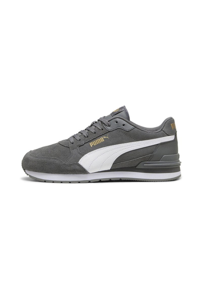 Graue Puma-Sneaker mit weißem Seitenstreifen, goldfarbenem Puma-Logo, Schnürdesign und gepolsterter Sohle, im Profil vor weißem Hintergrund dargestellt.