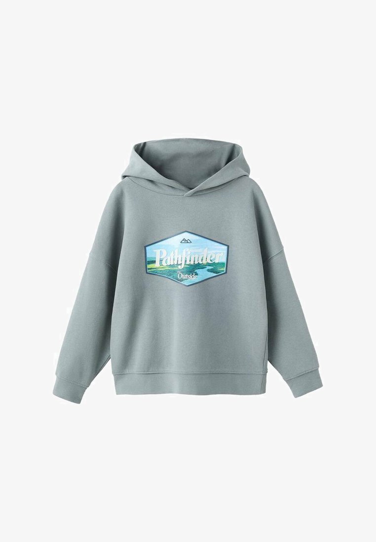 Felpa grigia con una grande grafica "Pathfinder Outside" turchese e bianca; presenta una texture morbida, vestibilità comoda e una tasca a marsupio.