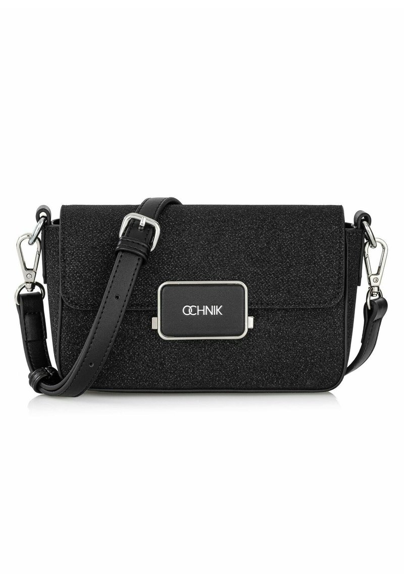 Czarna torba crossbody z teksturowanym, błyszczącym wykończeniem, metalowymi akcentami i prostokątnym zapięciem. Zawiera regulowany pasek do różnorodnego noszenia.