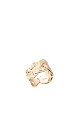 Bague ton or avec des bandes entrelacées et texturées formant un large design ouvert.