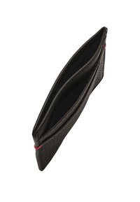 Czarny perforowany skórzany portfel z dwoma przegrodami, czerwonymi akcentami w szwie, gładkim wnętrzem oraz wydłużonym prostokątnym kształtem.