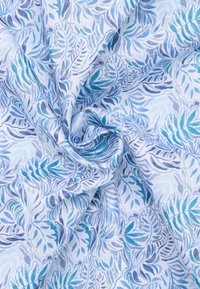 Blauw en teal bladerenpatroon stof met een lichtblauwe achtergrond. Het materiaal heeft een gladde textuur en zacht gekrulde randen.